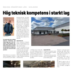 Artikeln beskriver Mikael Andersson, VD för 28 Best Business, som står framför sin arbetsplats. Texten framhäver företagets tekniska kompetens och utveckling inom produktion och förvaring. I bakgrunden syns en modern byggnad med fönster och en asfalterad uppfart, omgiven av grönska. Delen av bilden visar också en inomhusmiljö med hyllor och installationer, vilket ger inblick i verksamhetens interna miljö.