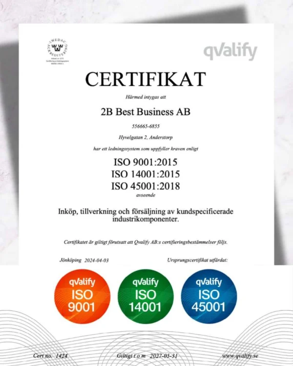 Certifikat utfärdat till 2B Best Business AB, med registreringsnummer och adress i Anderstorp. Dokumentet bekräftar att företaget har ett ledningssystem som uppfyller kraven för ISO 9001:2015, ISO 14001:2015 och ISO 45001:2018. Innehåller information om inköp, tillverkning och försäljning av kundspecifika industrikomponenter. Certifikatet är giltigt från 2024-04-03 till 2025-05-31 och har utfärdats av Qvalify AB. Tre färgade ikoner visar de olika ISO-standarderna.