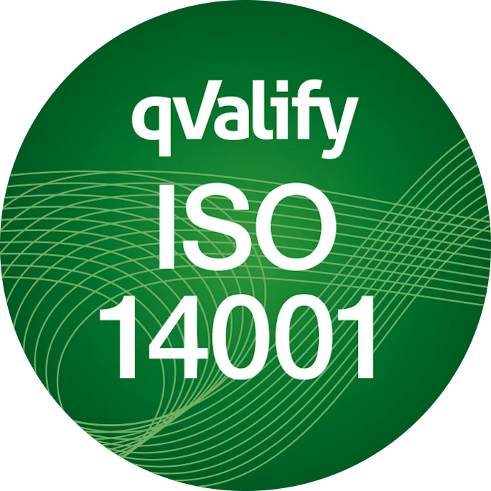 Grön cirkel med texten "qvalify ISO 14001" i vitt och ljusgrönt, omgiven av snabba, böljande linjer i en mörkare nyans av grönt.