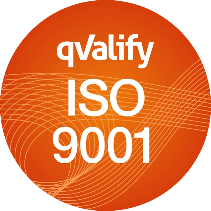 Rund orange logotyp med texten "qvalify" högst upp, följt av "ISO 9001" i stor vit text i mitten. Bakgrunden har linjer som sveper diagonalt och ger en dynamisk känsla.